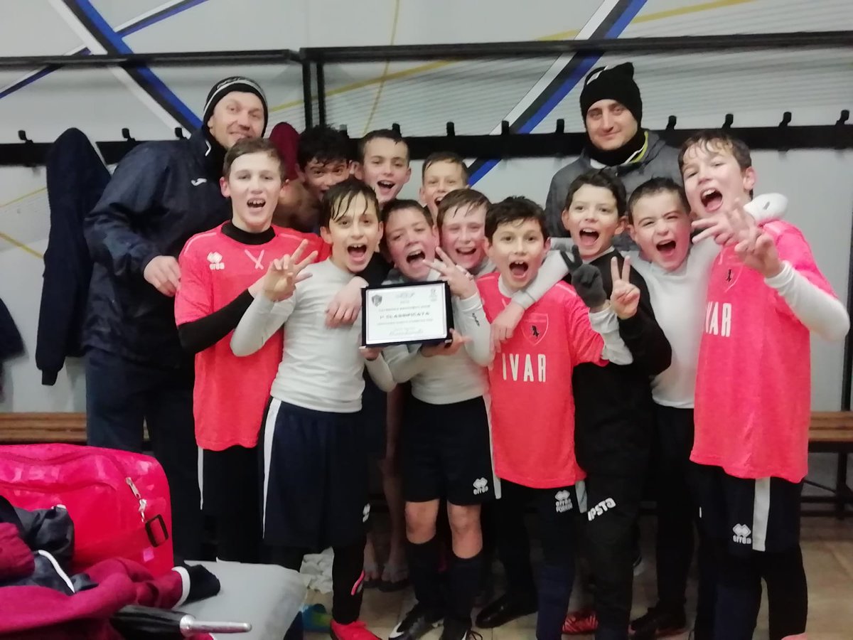 Riga2008's tweet photo. X Il Secondo anno consecutivo la Winter Cup è roba nostra! #WinterCup #Bulli #MondoRiga08 #Bulliallosbaraglio #grazieragazzi #😎 https://t.co/KLHgXoamR7