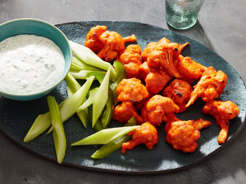 HelloEnvoy's tweet image. No game day party is complete without a spicy serving of hot wings. Try this lighter, #vegetarian version made with cauliflower and a zesty buttermilk batter. It might just be the new MVP of your snack table: ow.ly/Pv1g30ny3Lq  #Recipes #Healthy #Party #Football #Appetizers