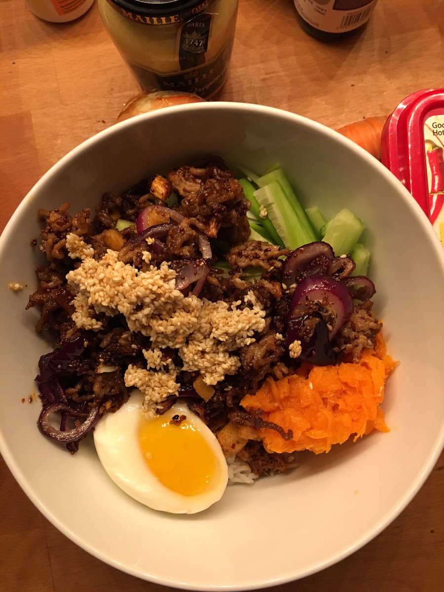 eddaline's tweet image. Zwei Pfannen, ein Topf, der Reiskocher und der Pürierstab kamen zu Einsatz.