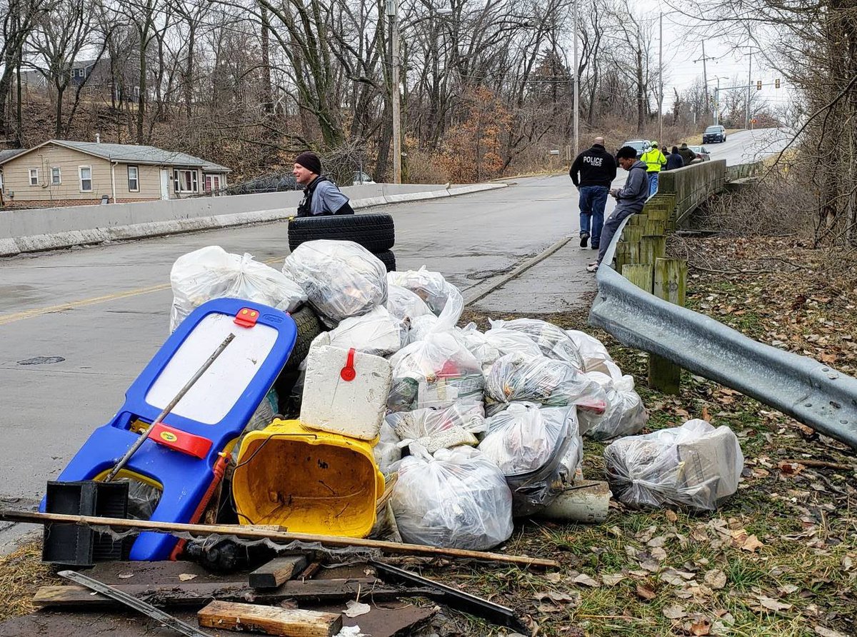 KCKPolice's tweet photo. N. 55th St. was a mess! #CommunityPolicing officers and community service workers pulled fifty bags worth of trash and ten tires out of the brush on the side of the road. Trash goes in trash cans! #ProjectCleanSweep https://t.co/IDTLoM2Tph