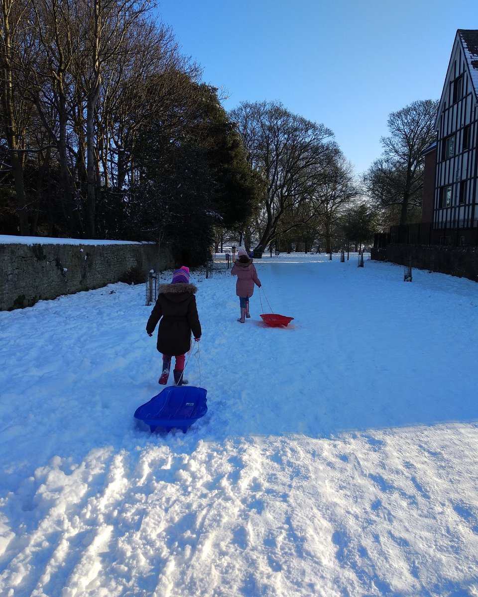 So many #swindon families out today enjoying the snow ☃️ #we_are_swindon ❄️ #positiveswindon instagram.com/p/BtZAgLHAMsx/…