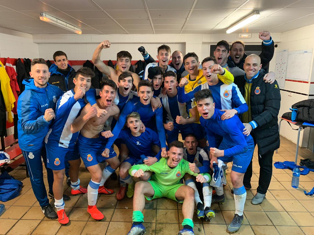 ⚪️🔵 Així ha celebrat la victòria el Juvenil A del #RCDE!

¡Gran trabajo, equipo! 👏👏

💪 Orgullosos de vosaltres!

#Volem | #PlanterRCDE | #EspanyoldeBarcelona