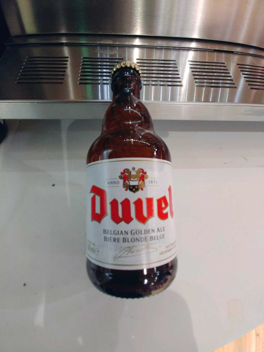 Antreduvin's tweet photo. Spécial Super Bowl! 🏈 La bière Belge est particulièrement bonne avec les ailes de poulet nachos, ou tacos, avec de la nourriture épicée. On vous souhaite un bon match demain! https://t.co/mWYdRlqvjk