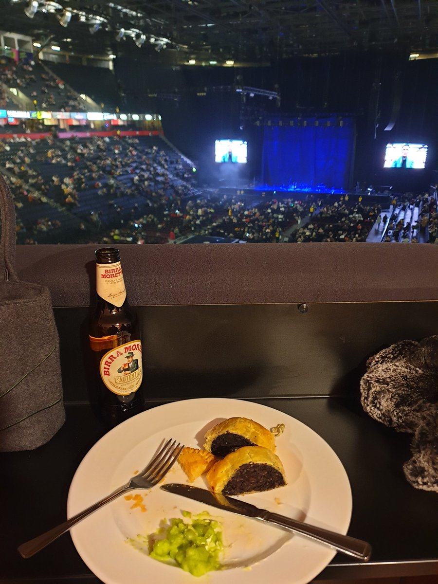 Rach_Pollard's tweet image. Here at #ManchesterArena tonight to watch @theREALboyzone in the O2 suite on what is @O2 's 17th Birthday with colleagues from THE BEST COMPANY to work for!

Sing Happy Birthday to us @ronanofficial 🎉🍾🥂

#inittowinit #WhyO2 #HappyBirthdayO2

with @stead_gemma