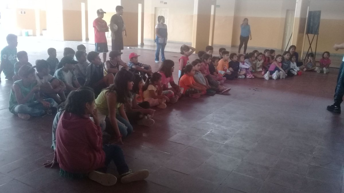 clarii0915's tweet photo. #ahora #Bicipolicias dando charla en @DavalosEsc #EscuelasAbiertasEnVerano #PoliticasSocioEducativas @JuaresCarla @patriciapinasco @larubita70 https://t.co/0ysZen75R0