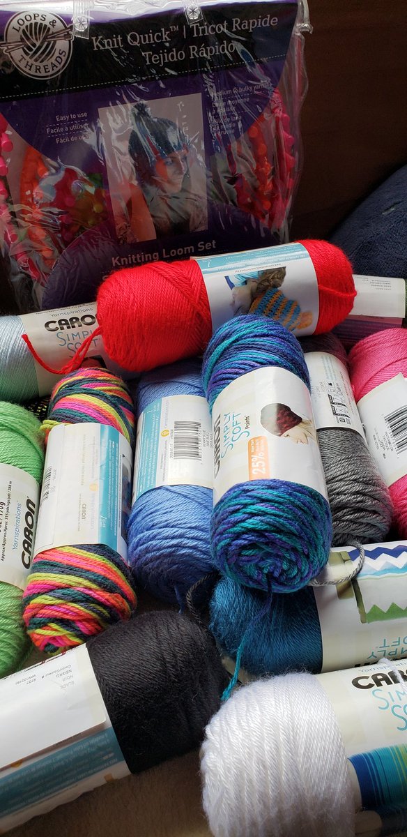 Kitty_Haz_Claws's tweet photo. Im officially an old granny. #knitting #FinallyLearning Guess what I'm making? https://t.co/6qIbbwO4OI