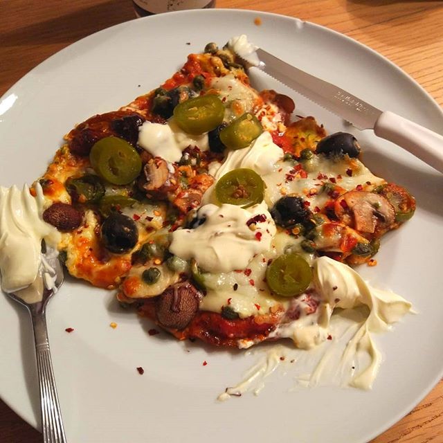 Andreas28527946's tweet photo. Diese #lowcarbpizza war einfach herrlich. Eine #pizza mit praktisch zero #kohlenhydrate. Fragt mich nicht was da alles drin war, das hat meine Schwester gezaubert. 😋👍😁 Was denkt ihr? Schaut schon lecker aus oder? Habt ihr selbste auch schon solche Pizzen gezaubert? https://t.co/lf0vCNSZ0k