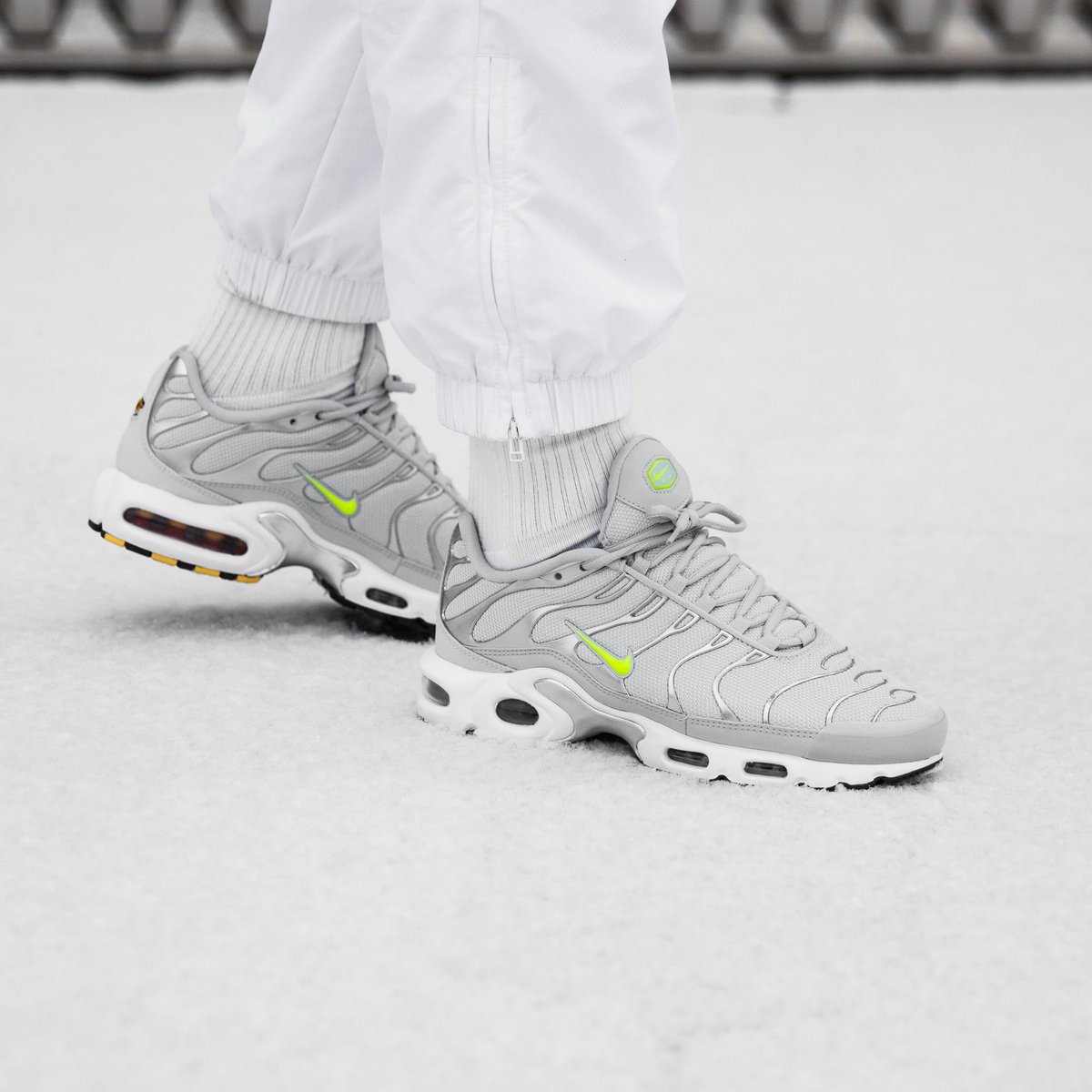 nike air max plus tn se pure platinum & volt