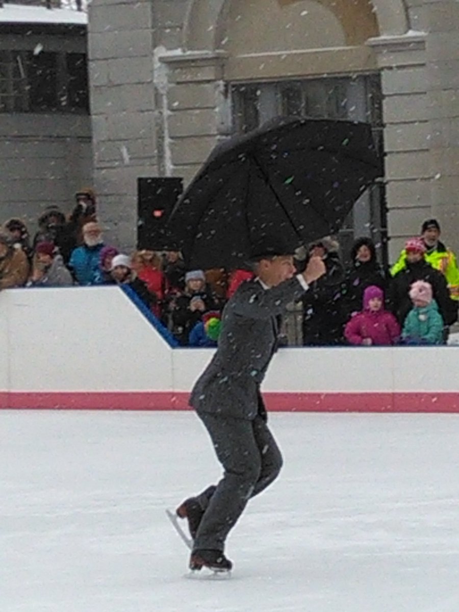 CathyW35's tweet photo. Snowy day...perfect for #FebFest #Imaginationonice #KurtBrowning #ygk #Singinginthesnow @downtownktown https://t.co/4v1Xn16YcX