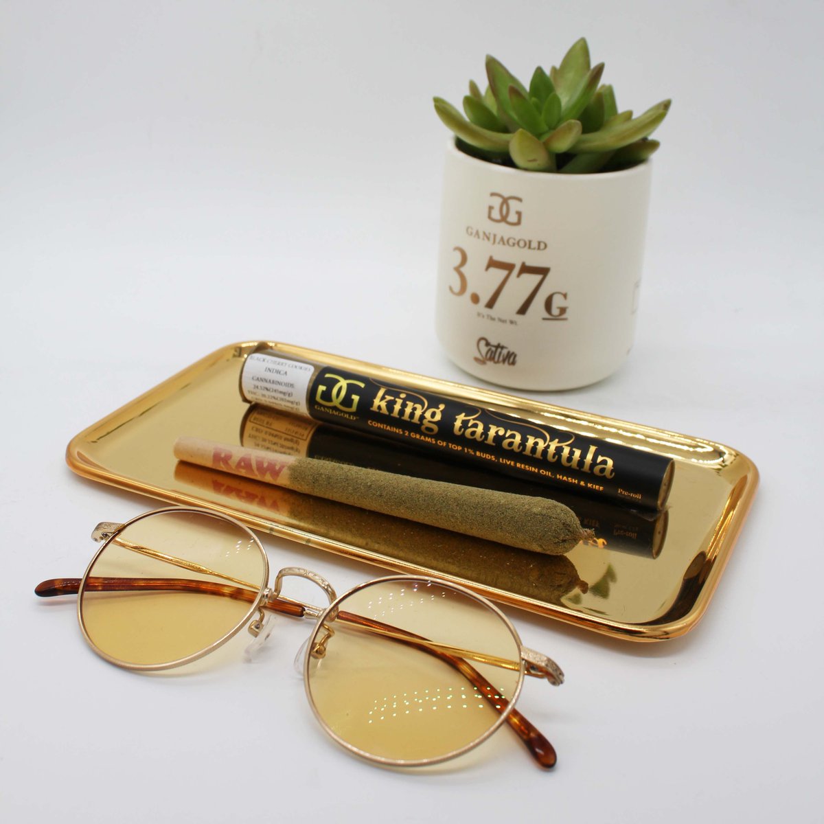💫Friyay💫
.
.
#ganjagold #kingtarantula #friyay #infusedpreroll #indoorflower #oil #kief 
.
.
GanjaGold™️ is a manufacturer of cannabis products, License # CDPH- T00001197 legally manufactured in CA. For adults 21+, not for sale