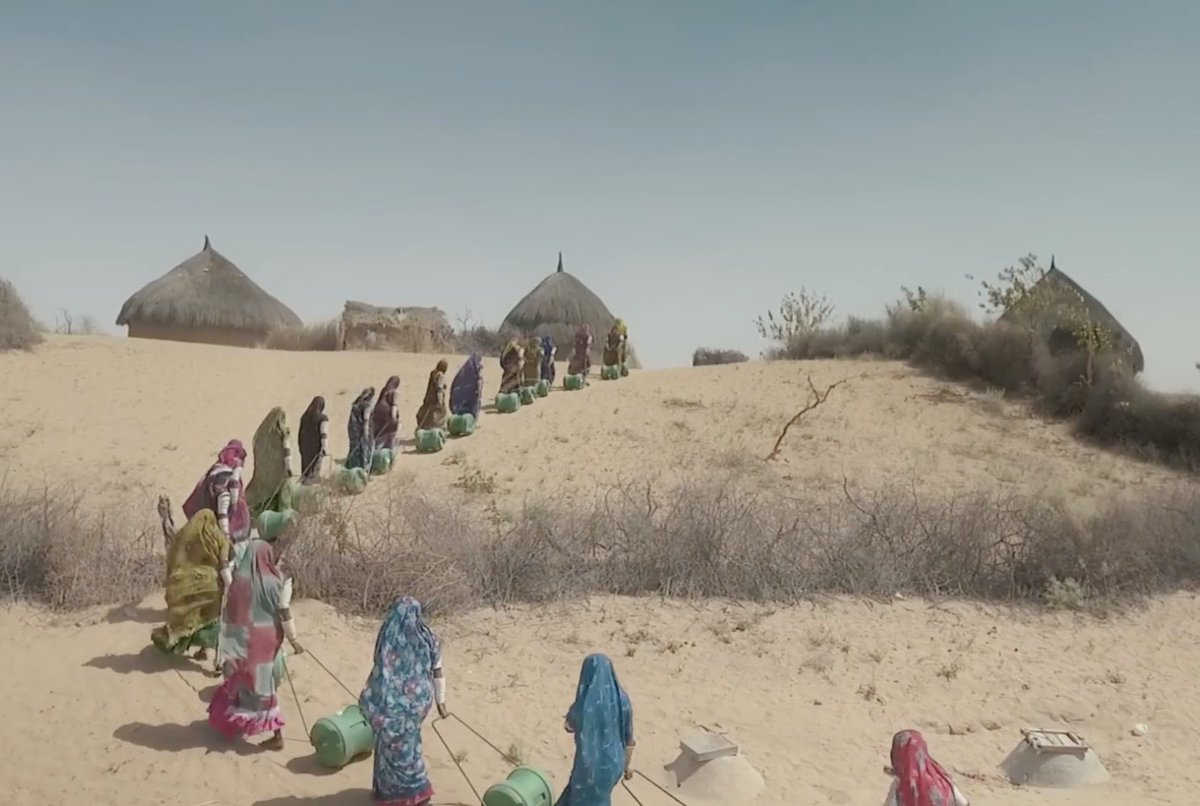 snobers's tweet photo. Bilal Saqib invented the wheel that helps rural women roll a water tank instead of carrying it on their head.

This solution reduces their risk to back pain and plans to add a filter in each wheel to purify the water.

Don't hesitate to support our innovators. #DasaniHeroes https://t.co/zexSr1A1jp