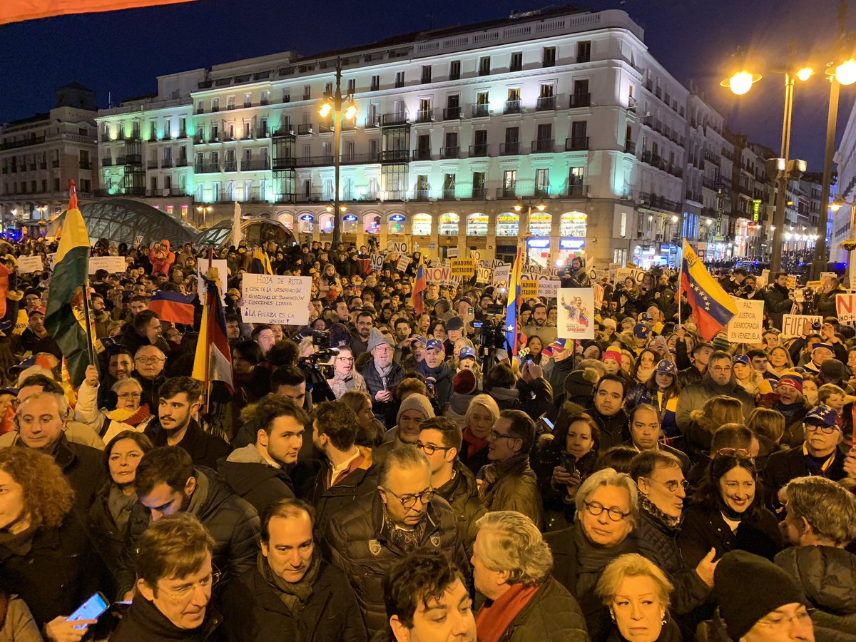 AsevedVanessa's tweet photo. #PuertaDelSol #ElMundoEstáConVzla #Madrid #02Feb19 #VenezolanosEnMadrid https://t.co/40aztPJ8yF