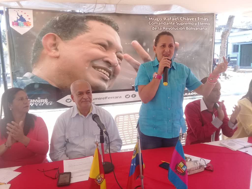 SumireFerrara's tweet photo. Desde la Histórica Plaza Bolívar de La Victoria celebramos los 20 Años de Lealtad y Revolución Bolivariana, Viva Hugo Rafael Chávez Frías, Viva @NicolasMaduro! 
Que la Virgen de la Candelaria nos guíe, acompañe y bendiga en el camino de la Paz!
@RMarcoTorres https://t.co/TgOGaq9PzP