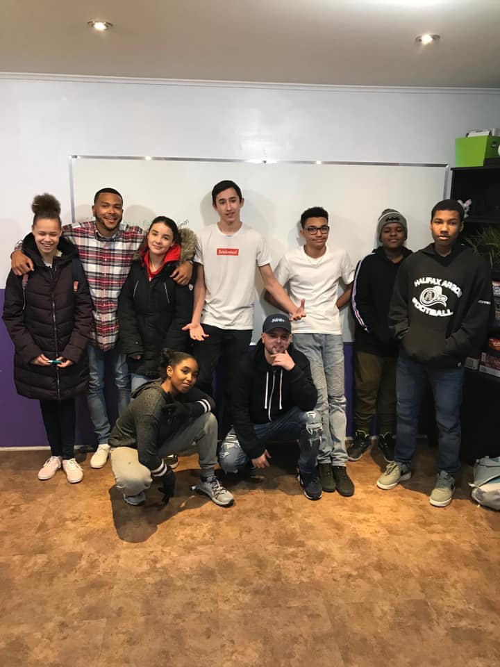 PhoenixHfx's tweet photo. PYCC youth hanging out with local artists @QuakeMatthews and Finley Tolliver from #UniversalSoul as part of the special program #SpeakIt - making raps, writing poems, creating spoken-word performances, and crafting song lyrics. #YouthCreative #PhoenixYouthandCommunityCentre https://t.co/ixfzYWndGH