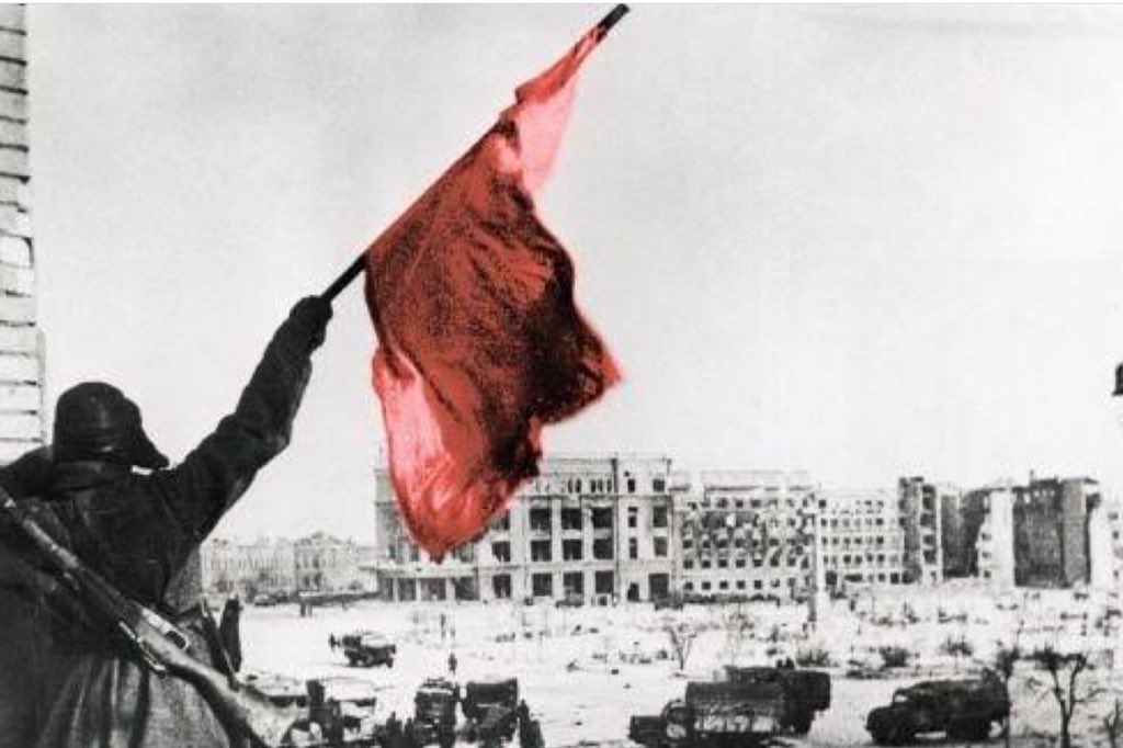 Bugün dünyanın son 50 yıllık tarihini tamamen değiştiren milyonlarca asker ve sivilin ölümüne yol açan ve nazilerin çöküşünün başlangıcı olan Stalingrad savunmasının kızıl ordunun zaferi ile sonuçlanmasının yıldönmü. Son 50 yıldaki hiçbir olay insanlık tarihini böyle etkilemedi
