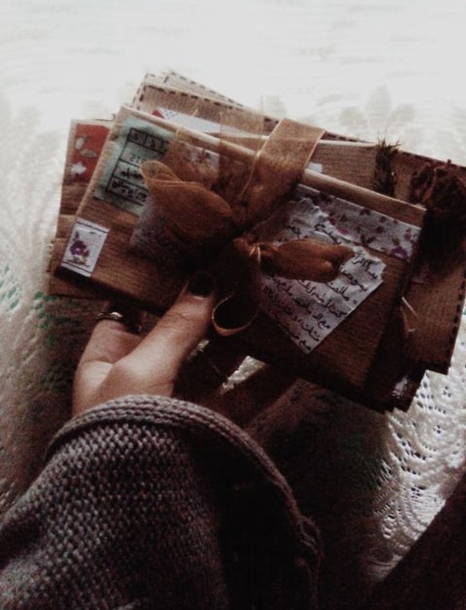 VERY SPECIAL OFFER 😍🔥
من إنهاردة لحد يوم الفلانتين أي حد هيطلب السلسلة إللي مكتوب فيها بحبك بـ100 لغة، هياخد الـBottle of messages دي وجواب Handmade معاها For Free 🎁🙈
ريتويت وهنختار حد ياخد الثلاثة مع بعض 💝🎉🔥