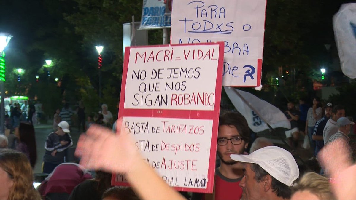 FerEspinozaOK's tweet photo. Los intendentes y diputados peronistas y del campo nacional, junto a movimientos sociales, el CEPIS y la Defensoría del Pueblo, presentamos un amparo judicial para parar el #Tarifazo de Macri y Vidal. Basta de aumentos desmedidos que ajustan al pueblo y enriquecen a empresarios. https://t.co/ZFEh4o168j