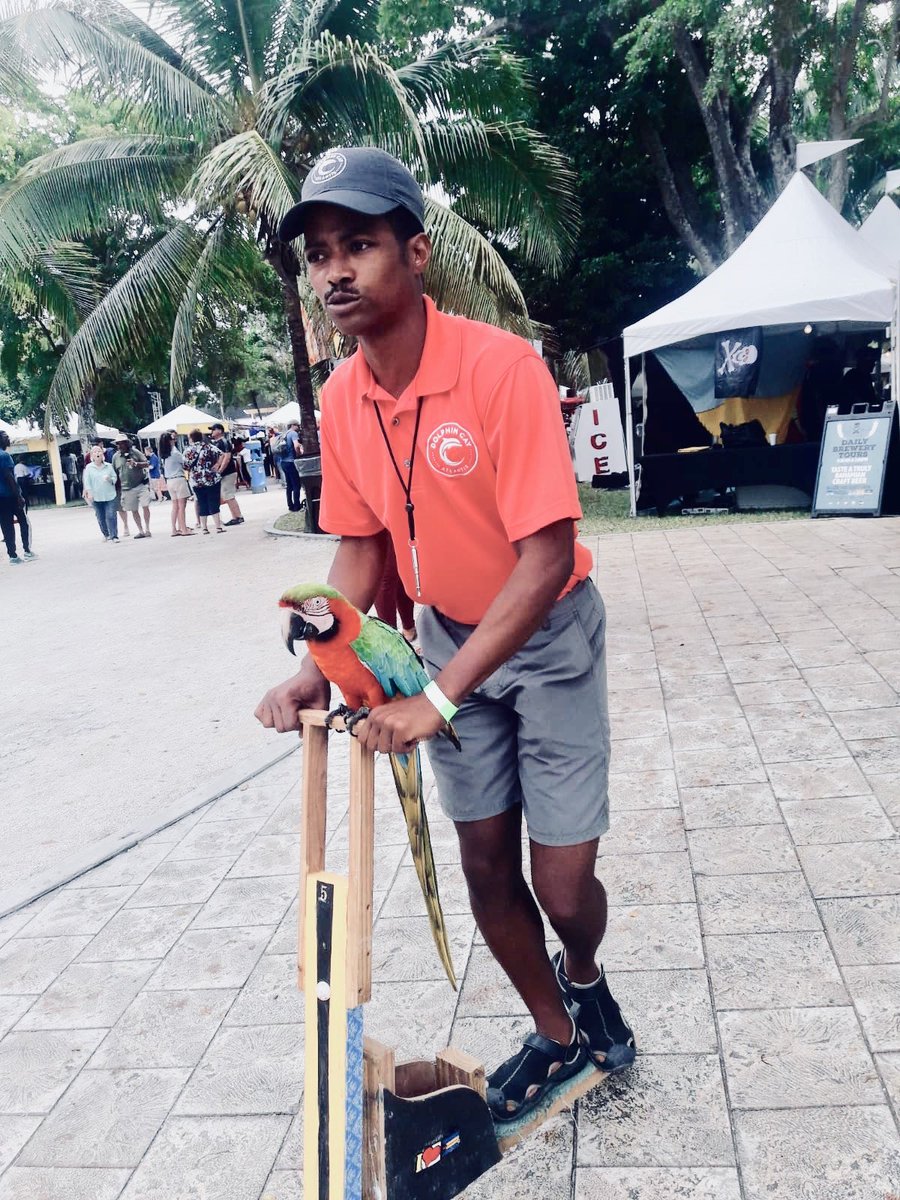 La_Var's tweet photo. Had a great first day at this years #TruTruBahamianFestival talking about #TheBlueProject and how we all can protect our local and international environments. Oh and of course Foots had to pose with a few people. https://t.co/XX12dcdwuC