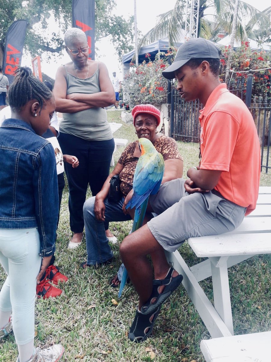 La_Var's tweet photo. Had a great first day at this years #TruTruBahamianFestival talking about #TheBlueProject and how we all can protect our local and international environments. Oh and of course Foots had to pose with a few people. https://t.co/XX12dcdwuC