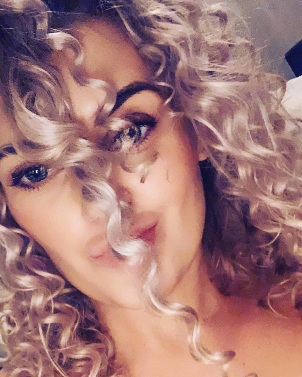 SarahB88's tweet image. Curlzzz are BACK!! 🌀🌀 #curlyhair #curlz #blonde