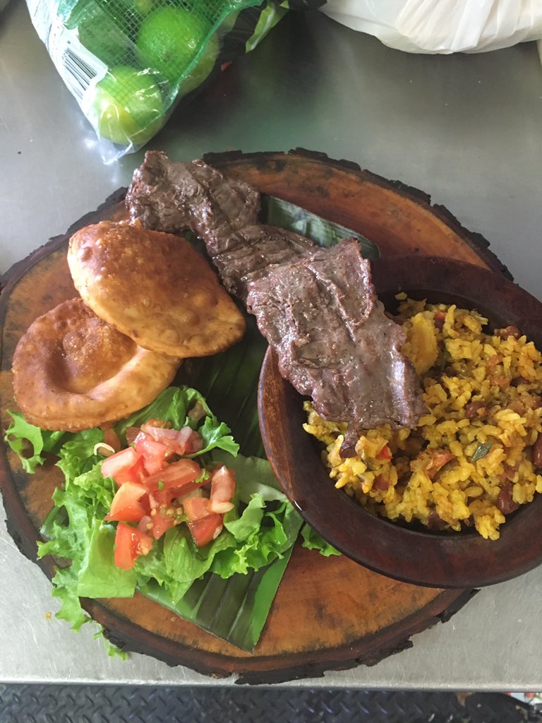 Vokasofficial's tweet photo. Pasa hoy por Voka’s para que disfrutes de una vista hermosa y saboree de nuestros ricos platos☀️

-Chuleta Can Can, arroz mamposteado y tostones

-Churrasco, arroz mamposteado y arepas. https://t.co/CjTZ9m8YfY