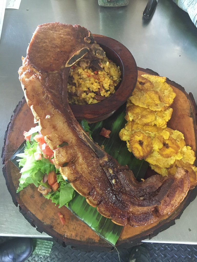 Vokasofficial's tweet photo. Pasa hoy por Voka’s para que disfrutes de una vista hermosa y saboree de nuestros ricos platos☀️

-Chuleta Can Can, arroz mamposteado y tostones

-Churrasco, arroz mamposteado y arepas. https://t.co/CjTZ9m8YfY