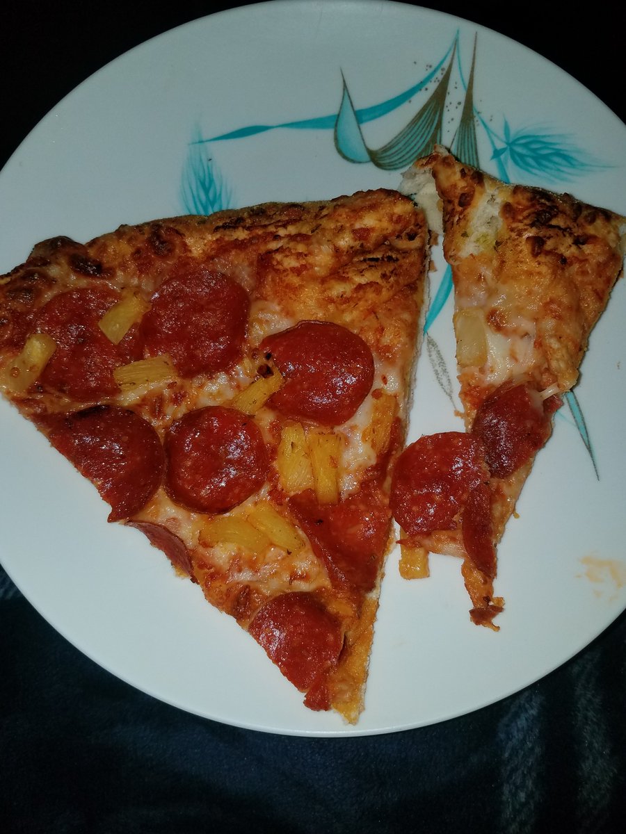 stylemeclassic's tweet photo. @dominos Disappointed in all aspects of quality. #Burbank location needs to get better mgmt! A 4 min drive turned to a 40 min delivery not including time placing order/prep. Get pizza cold and with hair after calling 2x.  Pizza came at 12:52! https://t.co/NLurBT2BIO