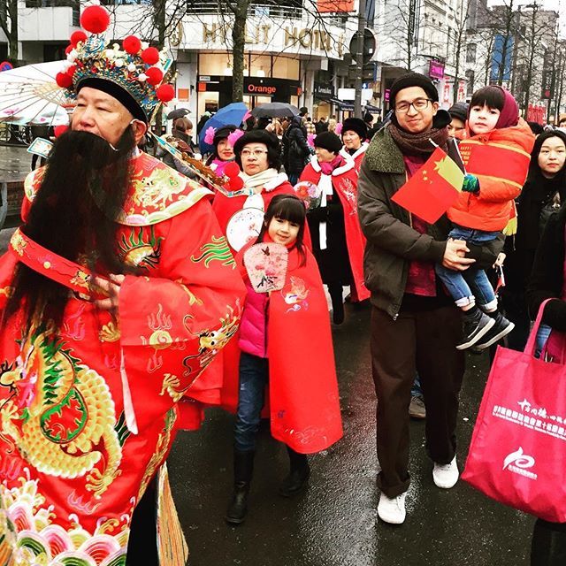Steveleung80's tweet photo. Vandaag werd er in ‘t Stad een beetje geschiedenis geschreven: voor het eerst vond in #Antwerpen een parade plaats voor het #chineesnieuwjaar! Fier dat mijn vader dit mee heeft georganiseerd! #yearofpig2019 🐷 https://t.co/aQMVt0d2EG