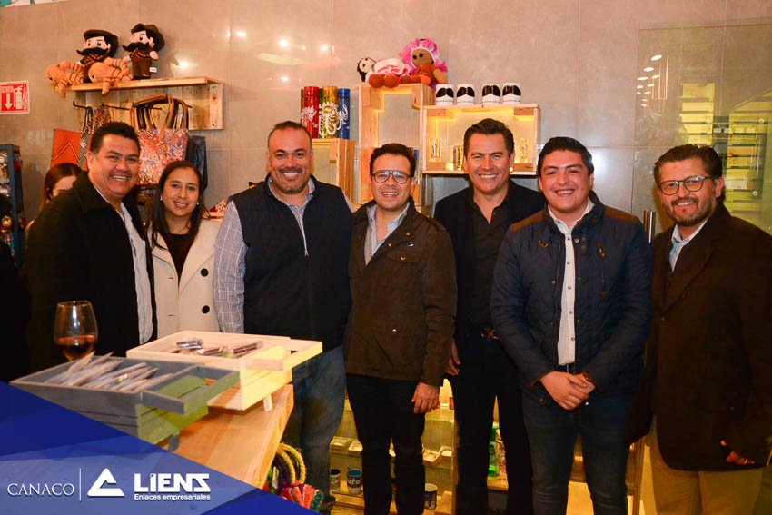 LIENS_Enlaces's tweet image. La empresaria @Majosantiestban, propietaria de @lovindgo y Dra. de @CanacoDurango, inaugura un nuevo establecimiento en calle Constitución. La acompañan amigos y compañeros del ambiente empresarial que la aprecian.
@miguelcastrom