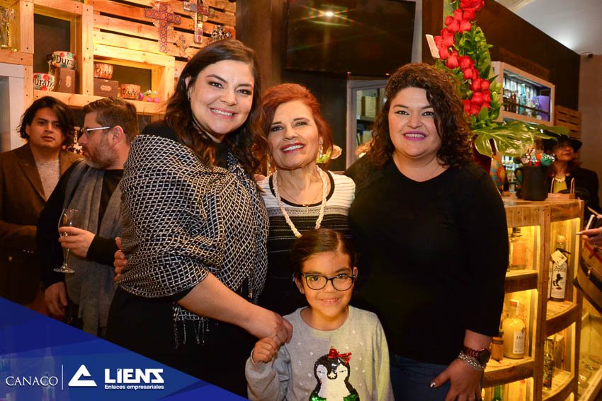 LIENS_Enlaces's tweet image. La empresaria @Majosantiestban, propietaria de @lovindgo y Dra. de @CanacoDurango, inaugura un nuevo establecimiento en calle Constitución. La acompañan amigos y compañeros del ambiente empresarial que la aprecian.
@miguelcastrom