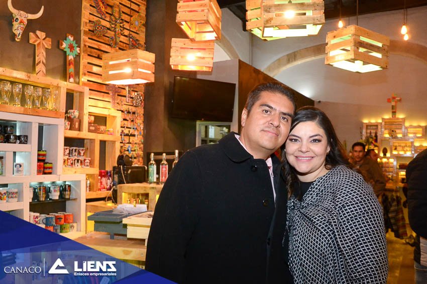 LIENS_Enlaces's tweet image. La empresaria @Majosantiestban, propietaria de @lovindgo y Dra. de @CanacoDurango, inaugura un nuevo establecimiento en calle Constitución. La acompañan amigos y compañeros del ambiente empresarial que la aprecian.
@miguelcastrom