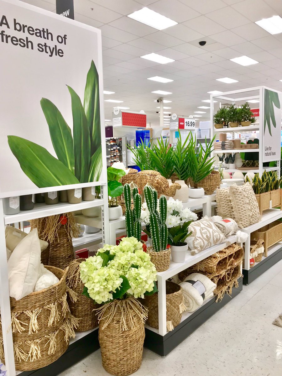 TgtMelissa's tweet photo. Punxsutawney Phil predicted Spring is coming early and we’re ready to help you decorate! #Target #TargetStyle #T2213 #visualmerchandising @ginasullivan25 @red_and_khaki https://t.co/uSVCgQ6tDq