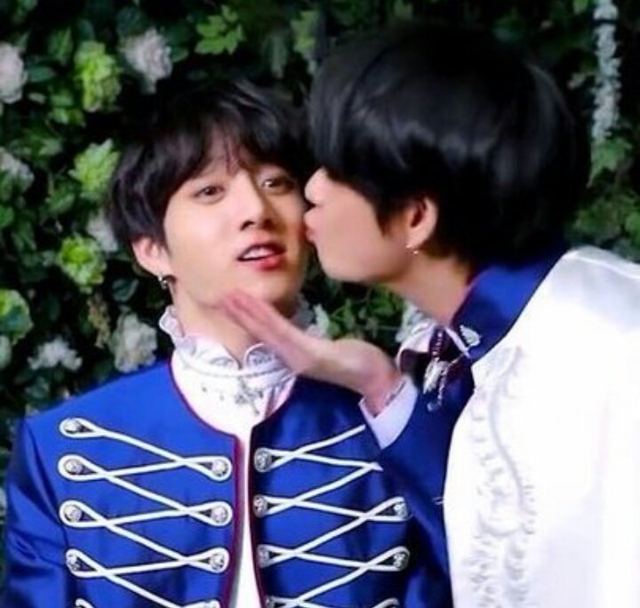 taeggukbh's tweet photo. Taekook Çok Özel 🤧💜 https://t.co/jFQdGPFE9I