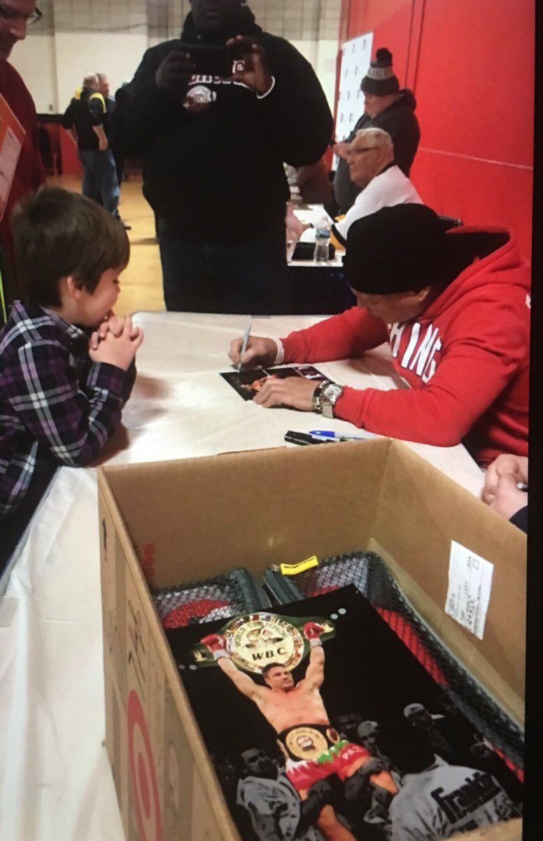 ZENAPRCHAMP's tweet image. This is what we do when we do what we do #Inspiration #films #fans today #Boxing special tribute for that honorary belt at #WBCBOXING ,,,,,, @5XPAZ  #TheFighter #Bleedforthis #Neverquit #kids #sign #Gloves #more #MickyWard #Pazman #BoxingDays #events