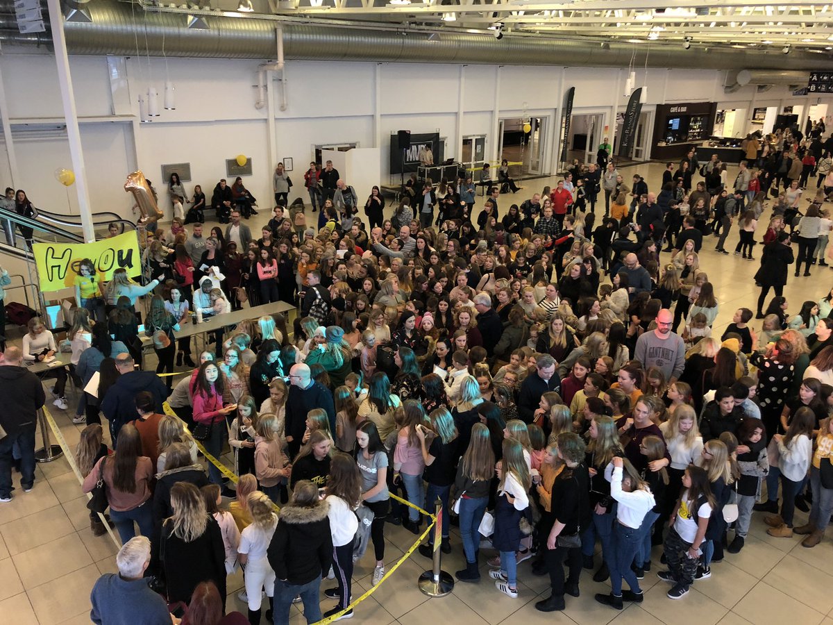 kbenckert's tweet photo. Wow what a day, been at #Heyou influencers event in Jönköping Sweden impressive - influencers meeting fans from #TikTok #Youtube etc 6 hours of waiting for signatures - pictures with them or making a TikTok 😅💥 https://t.co/zwX9Qe0d96