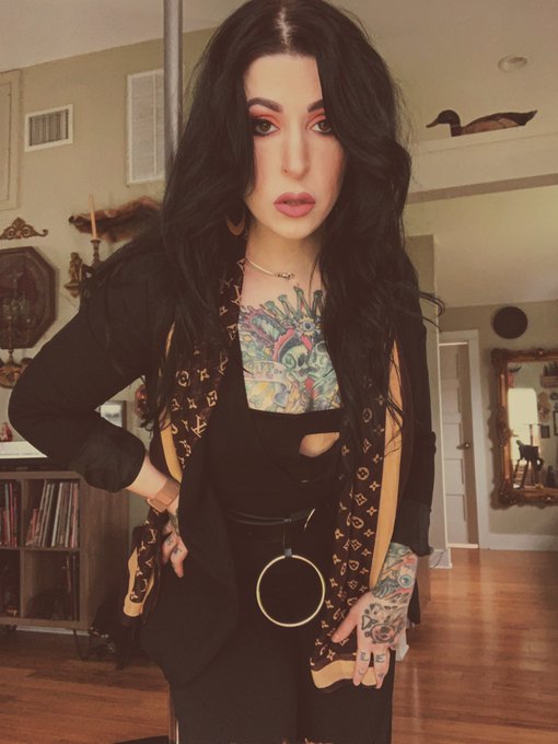 I&rsquo;ve developed an affinity for scarves lately, if you couldn&rsquo;t tell. 🧣 https://t.co/MBzrxuN4Rq<a href="/tag/nationalboyfriendday"class="tags"><span>#nationalboyfriendday</span></a>