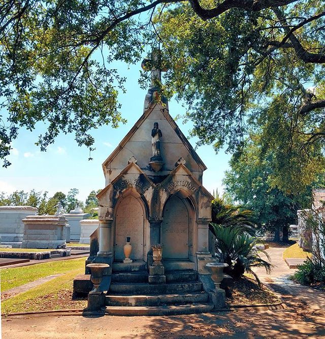 rose_sinister's tweet photo. Happy #CemeterySaturday, y’all! I love this tomb from Metairie Cemetery so much- thinking about organizing a goth picnic there relatively soonish, before it gets too warm. What about the first Saturday after Mardi Gras? That’s March 9th- the day after se… https://t.co/C9YZsFx9vg https://t.co/jkA4Ya0STf