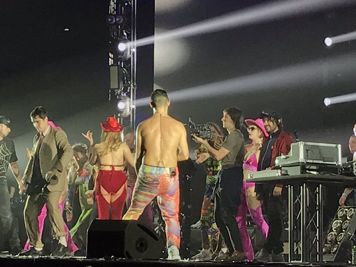 neodie's tweet photo. E quindi alla fine Cosmo + Calcutta + M¥SS KETA + Achille Lauro tutti sul palco appassionatamente #Cosmo #CosmoTrain #CosmoTour https://t.co/nYIg3sGr2h