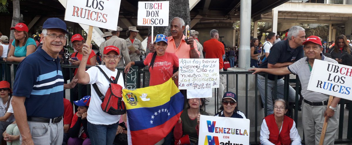 LaAranera's tweet photo. #ComunaApacuana, #UBCHDonBosco #UBCHLosRuices acompañados de sus concejales Zulimar Pedroza y Carlos Aguillón de la parroquia Leoncio Martínez, municipio Sucre del estado Bolivariano de Miranda en la celebración de los #20AñosDeBatallaYVictoria en apoyo a @NicolasMaduro https://t.co/fJBKT4qym2