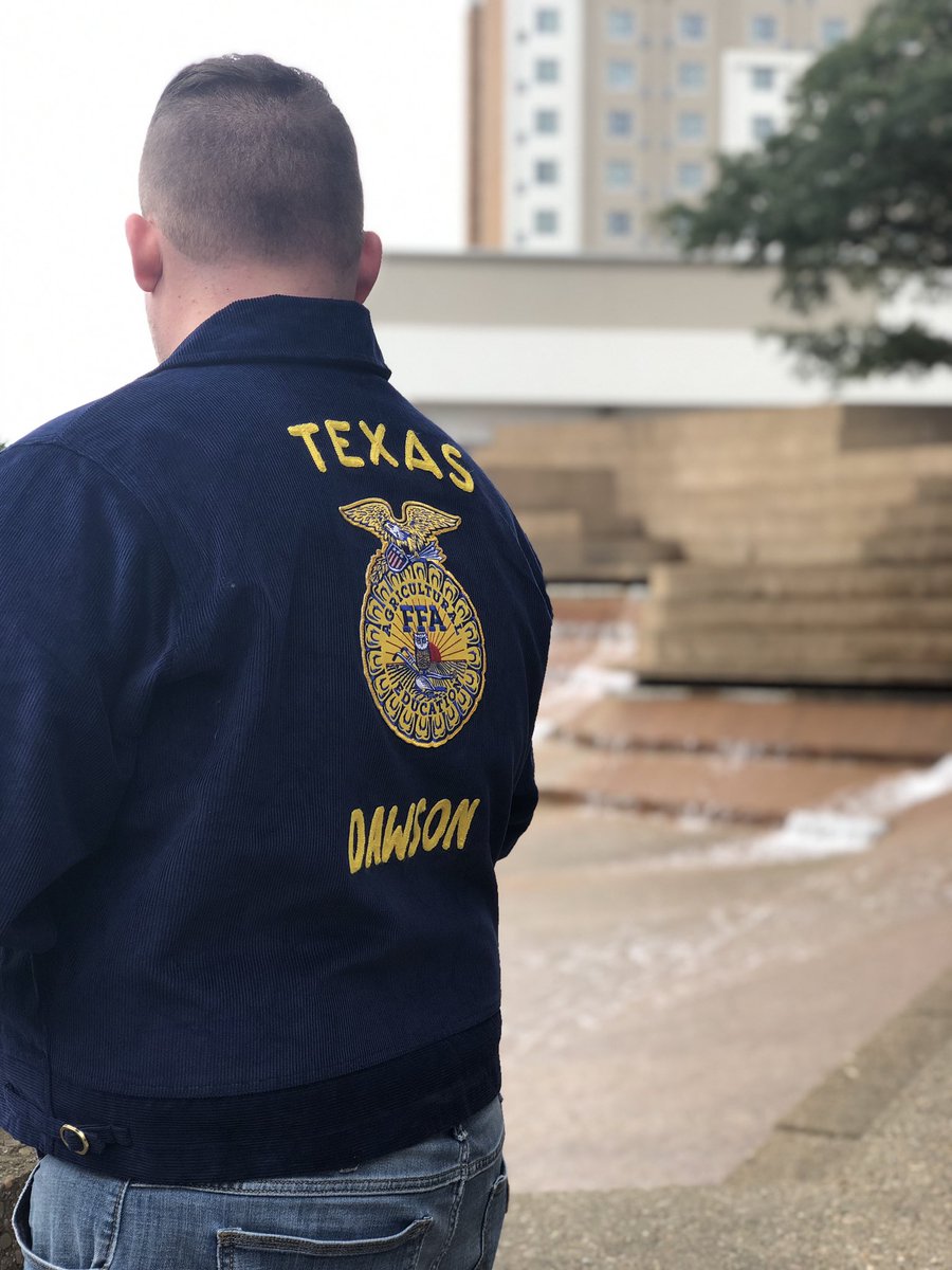 RiggsClan64's tweet photo. Sneak peak for senior pictures #ffaforlife https://t.co/HtpBT9gSyF