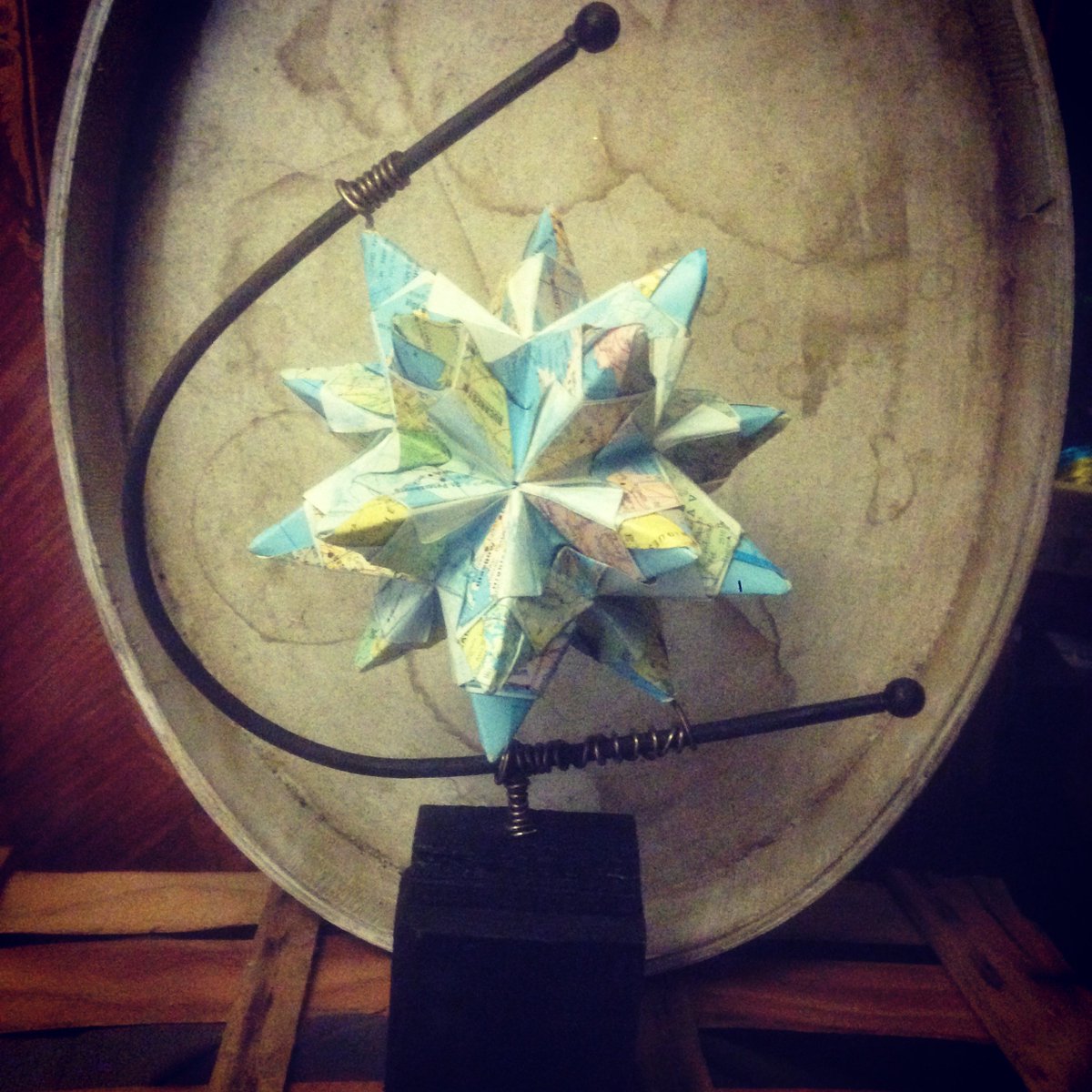 flixanadoo's tweet photo. Mappemonde #crafts #carte #map #bois #wood #carton #alu #origami #pliage https://t.co/N22iOmaH8k