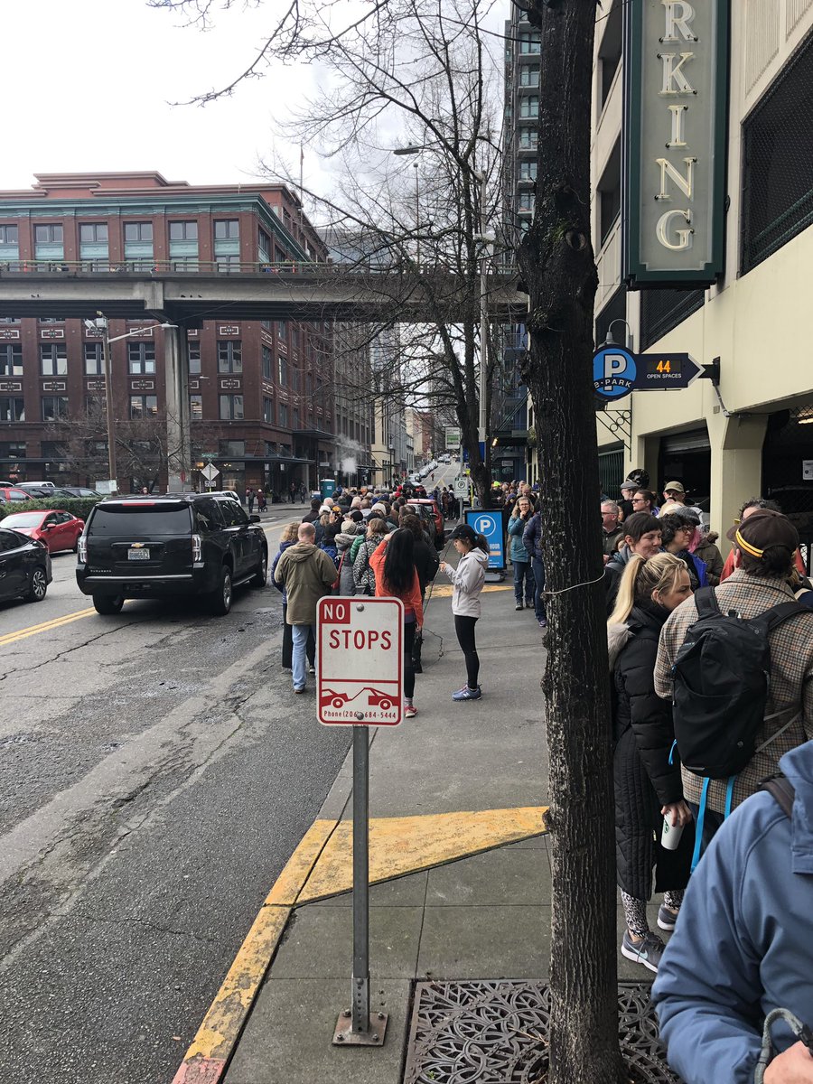 d_struction2011's tweet photo. This is starting to look a little unsafe on Western &amp; Seneca. Line wrapping into street for #byeaduct. @SeattlePD https://t.co/wlqHdCj9j1