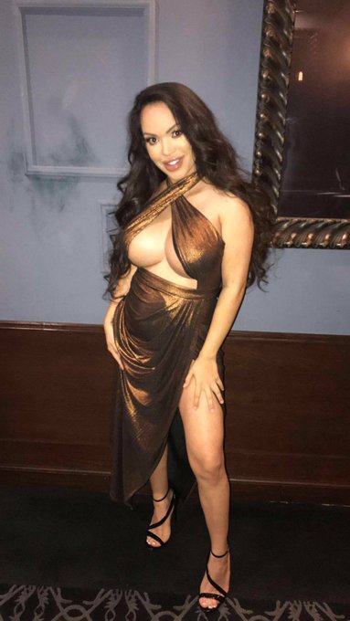 Feeling like a golden sun kissed goddess at AVN.  #KiltIt #AVN ✨😊😍😘💋❤️🙌🏼 https://t.co/Zo3m9D2xlA<a href="/tag/avn"class="tags"><span>#avn</span></a><a href="/tag/kiltit"class="tags"><span>#kiltit</span></a>