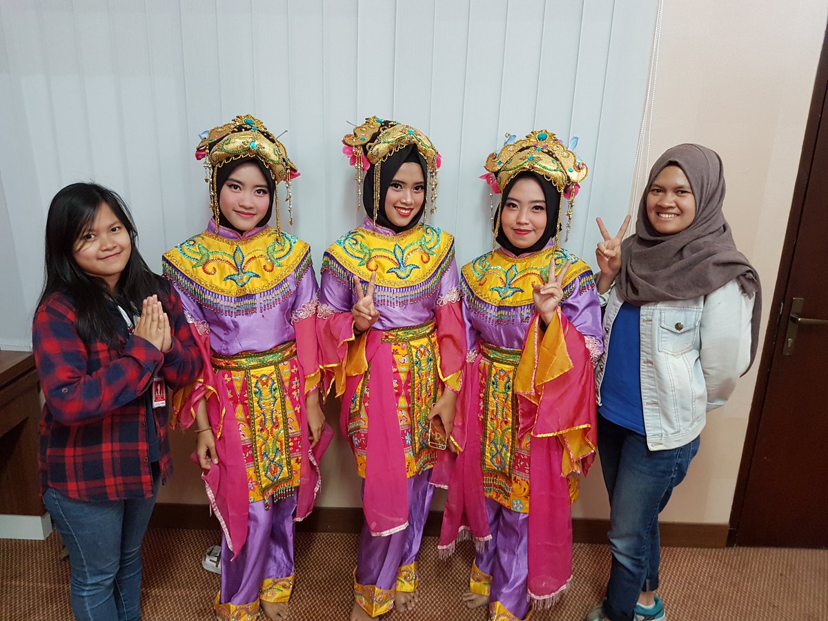 Selamat pagi nih keluarga embun, gimana minggu paginya?masih males-malesan aja??  Kalah nih sama temen-temen dari tatra mau tampil di acara Seminar Motivasi Bidikmisi di gedung K nihh