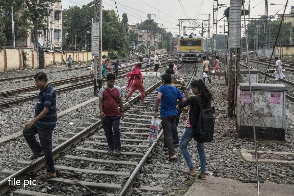 XHNews's tweet photo. At least 6 people were killed when a train derailed in India's eastern state of Bihar https://t.co/pFF7CQMAy7 https://t.co/jUZQoAfxaW