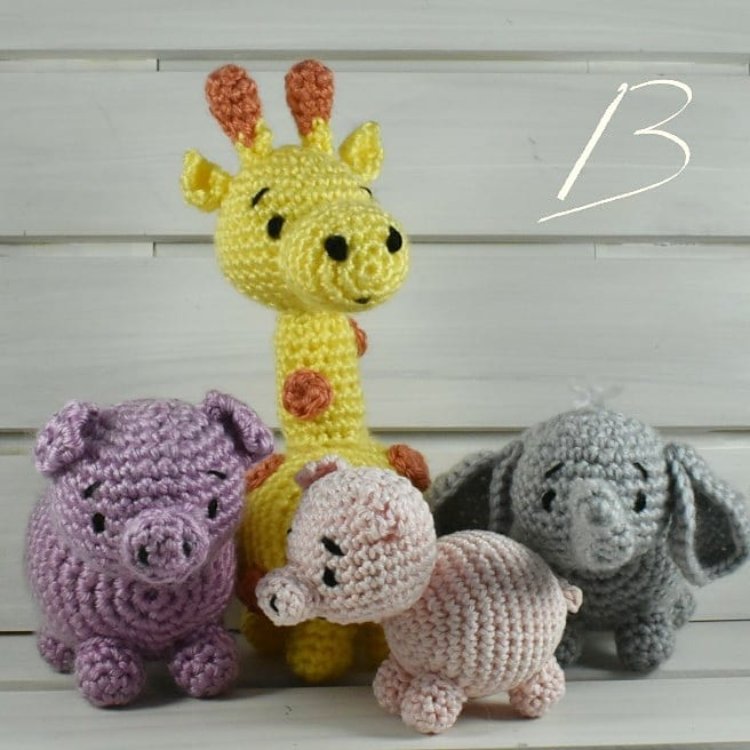 Belengeuve's tweet photo. I'm loving this 😍
#belio #beliocrochet #amigurumi #crochet #ganchillo #cerdito #pig #piggy #cerdo #chanchito #chancho #dumbo #cute #elephant #elefante #jirafa #giraffe #familyportrait #fotodefamilia #añonuevochino #añodelcerdo #yearofthepig #ownpattern #chinesenewyear https://t.co/I6lgXfI93R