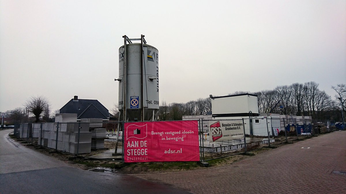 Update vorderingen 01-02-2019 #Nieuwbouw 10 patio woningen #Vrachelsedijk door <a href="/goedonderbouwd/">Aan de Stegge</a> #Oosterhout #ZichtopBouwendOosterhout #Bouwtweet #Bouw #Construction #grondwerk #Wandenlijmen #AandeSteggeRoosendaal