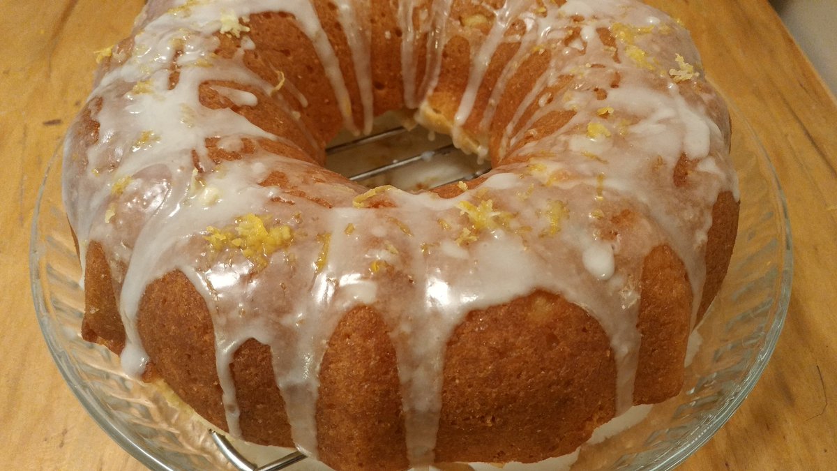EuphoriaStorm's tweet image. About to dig in 😍 Lemon Bundt cake
#scratchbaking #lemoncake
#baking
#mykitchen