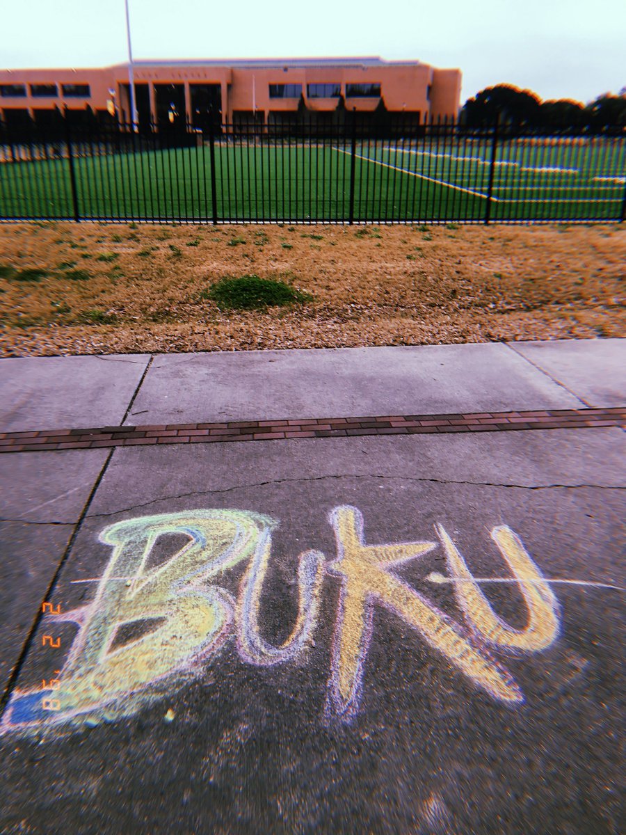 madiklause's tweet photo. spreading joy all over ur local college #TOOBUKU https://t.co/3aKLWSzBl6