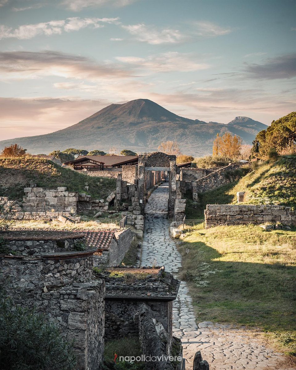 Visiting #Pompeii is simply amazing! Have you been there?
Let's visit the city where time stopped in 79 AD.👉romeanditaly.com/package/pompei… #instalike #italy #romeanditalytours #discoveritaly #instaitaly
